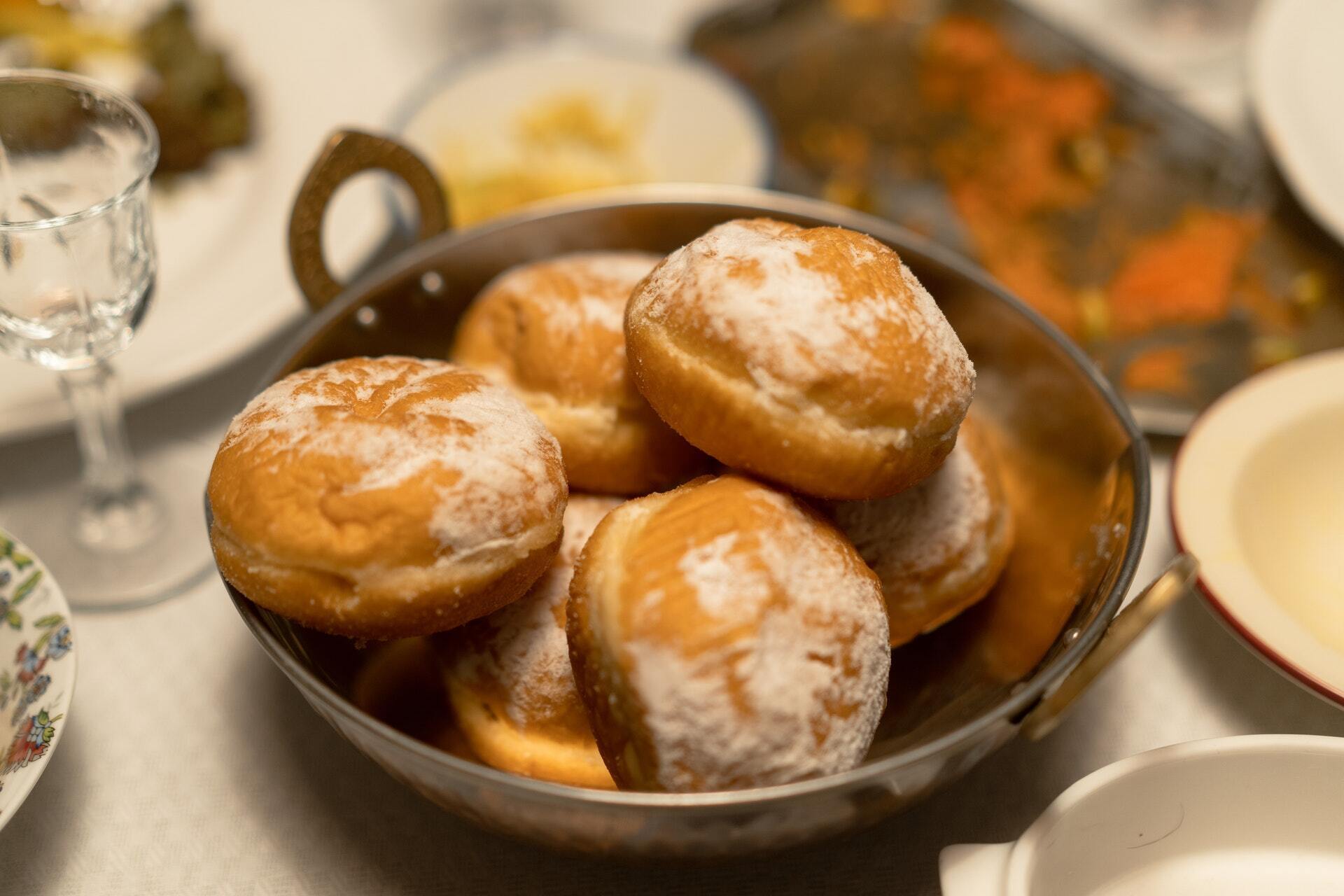Серед традиційних страв – пончики, смажений хліб із часником, салати та пироги