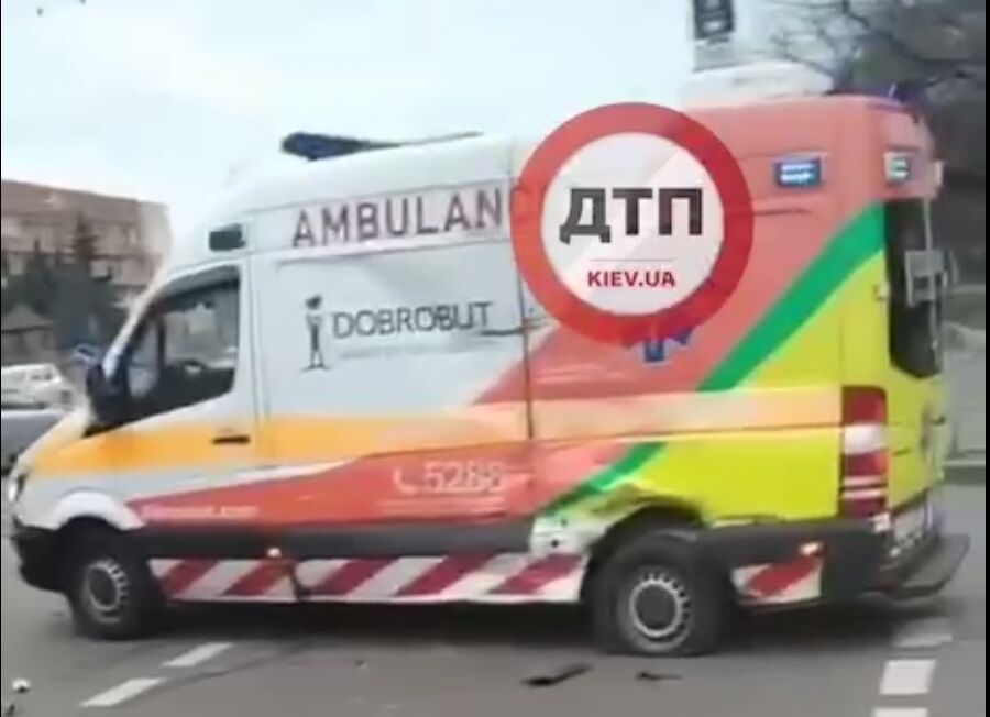 Машина скорой помощи получила повреждения.
