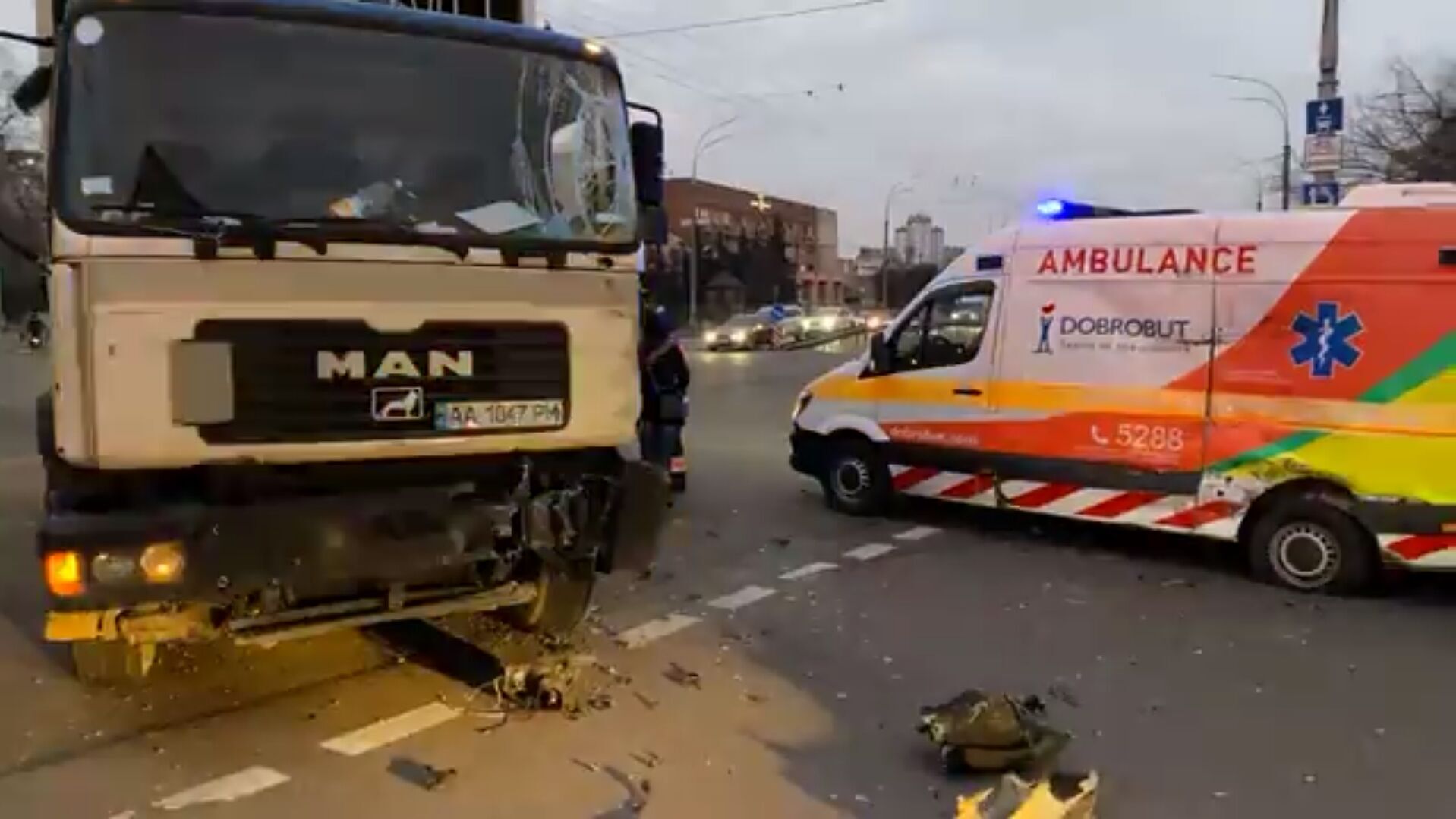 ДТП на бульваре Перова в Киеве – грузовик протаранил автомобиль скорой  помощи, видео | OBOZ.UA