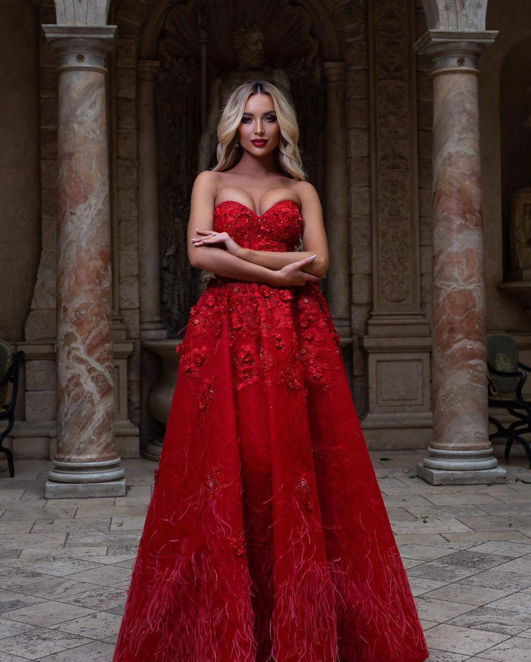 Юлия Павликова в красном платье