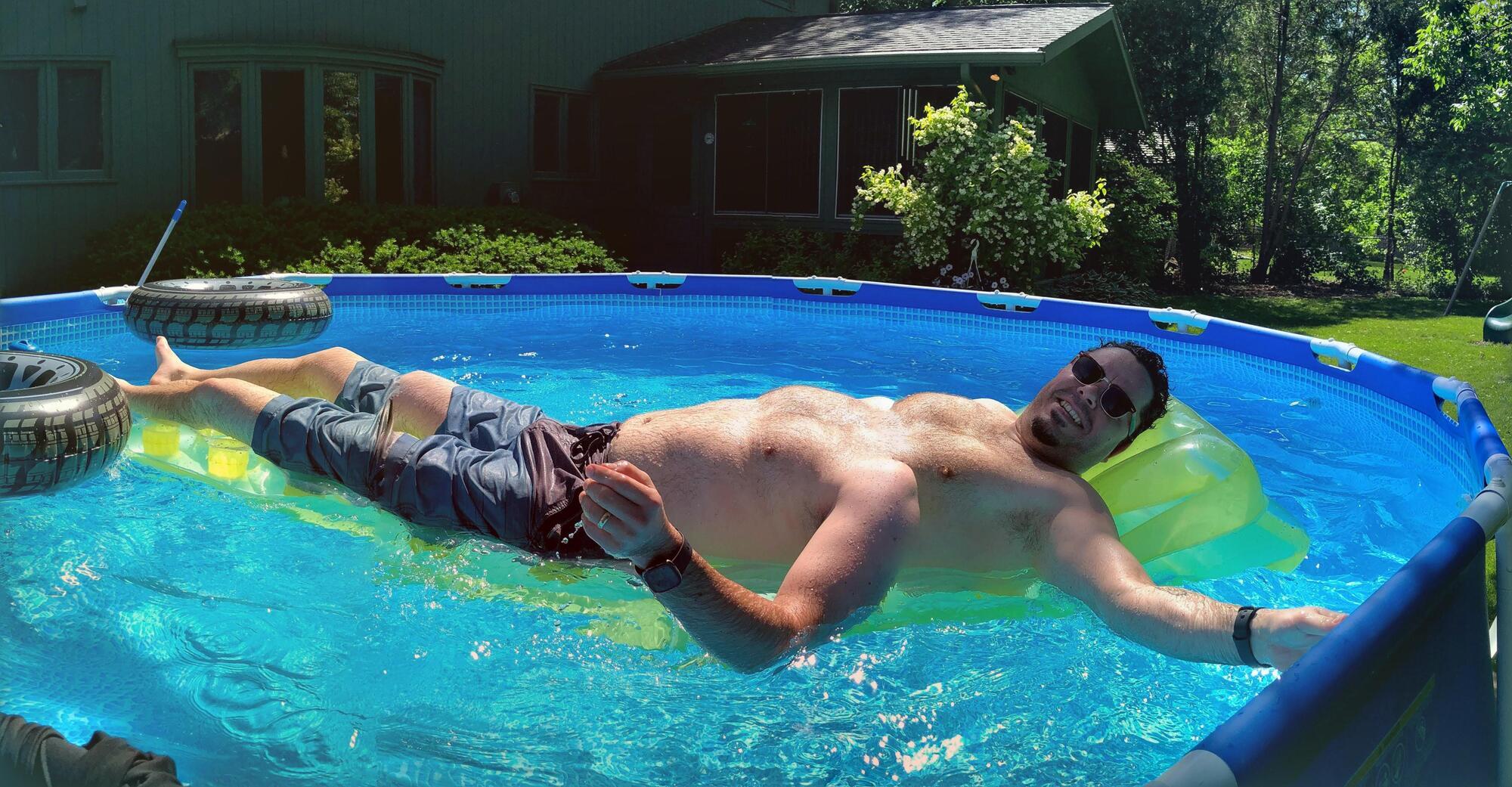 Чоловік купається в басейні