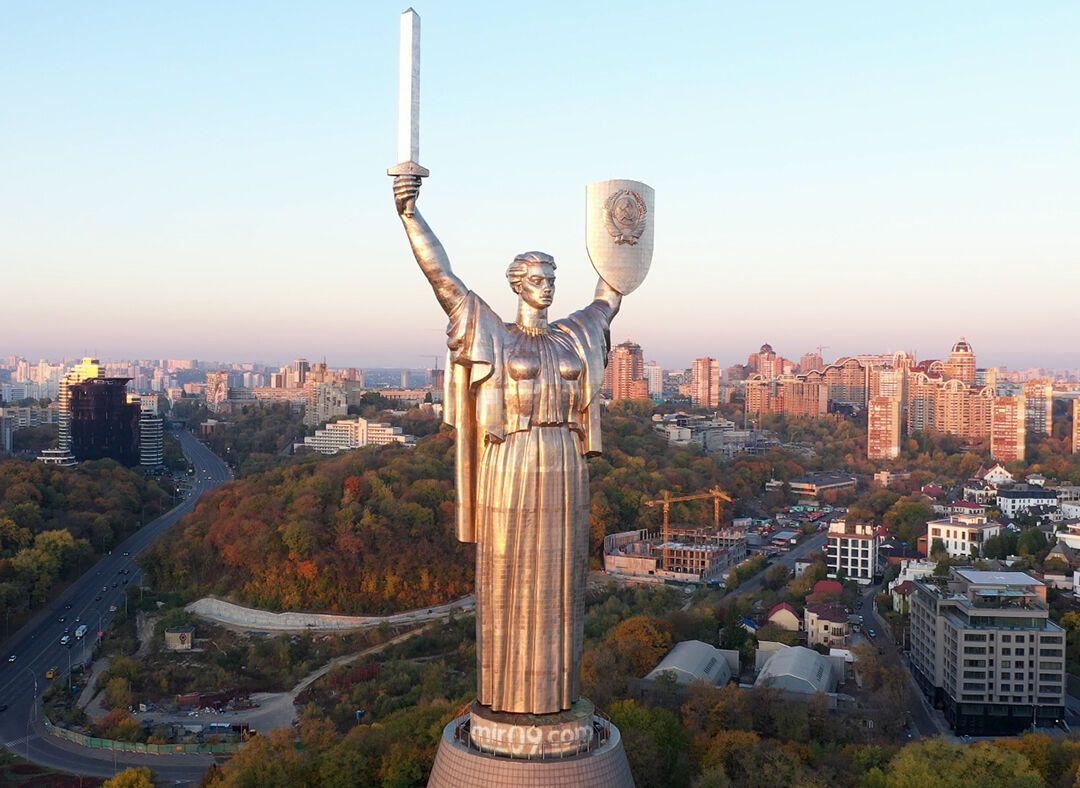 "Батьківщину-мати" запропонували переробити на статую патрона Києва.