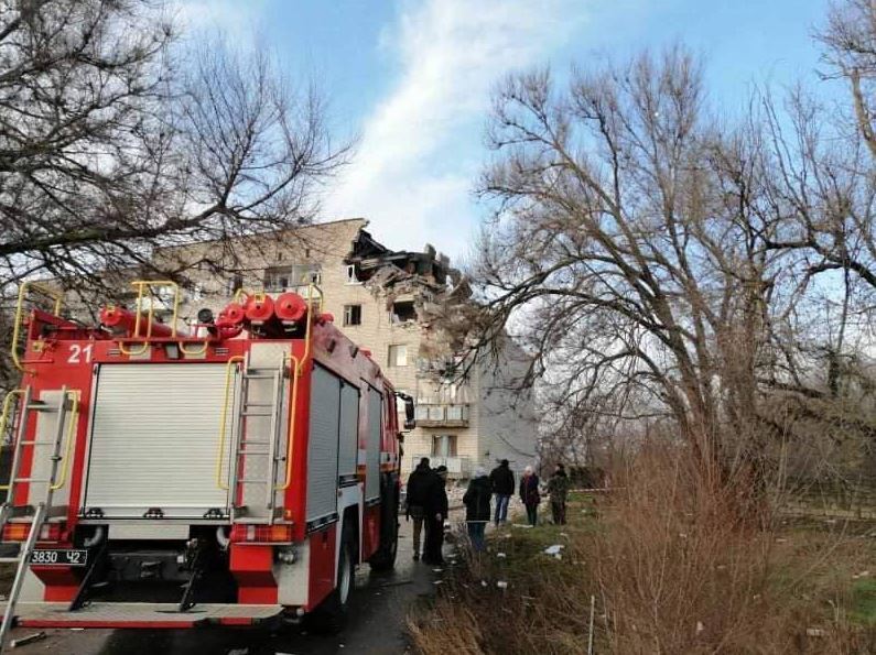 Спасатели ищут пострадавших под завалами