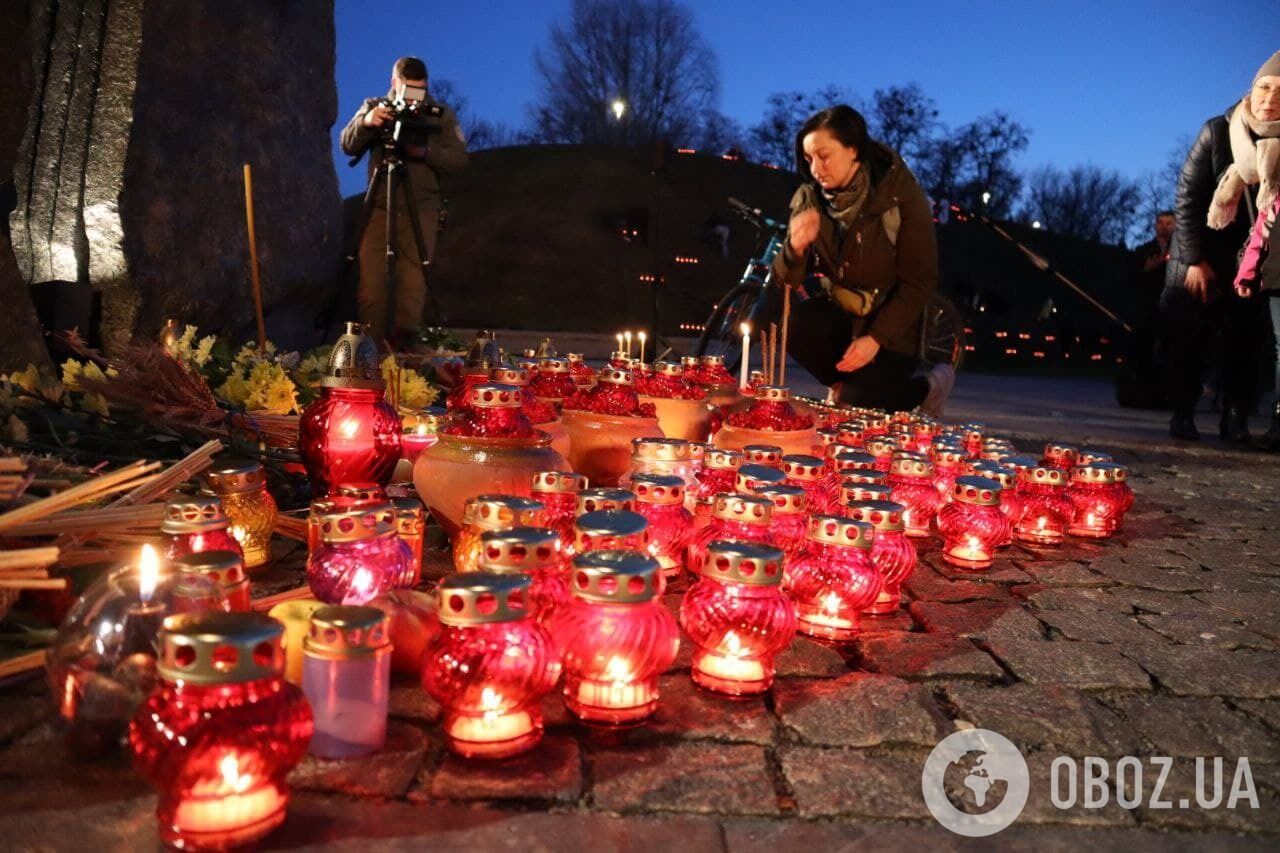 Сотні людей зібралися біля музею "Меморіал жертв Голодомору"
