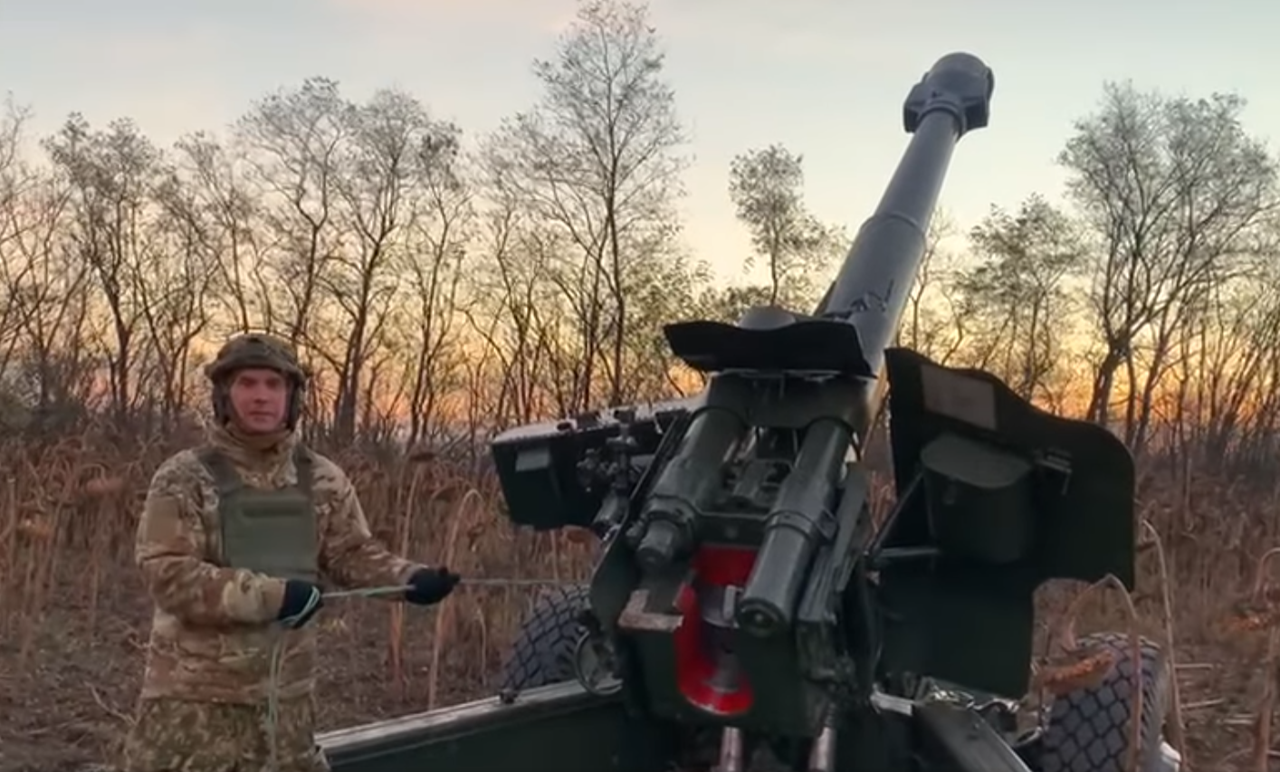 Бутусов опублікував відео, на якому він стріляє з гаубиці.