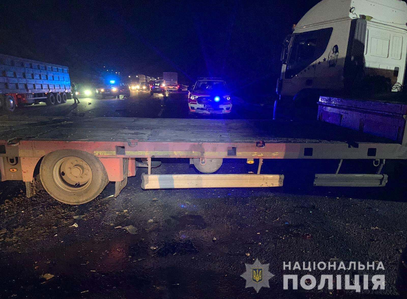 Фура з причепом розверталася і виїхала на зустрічку