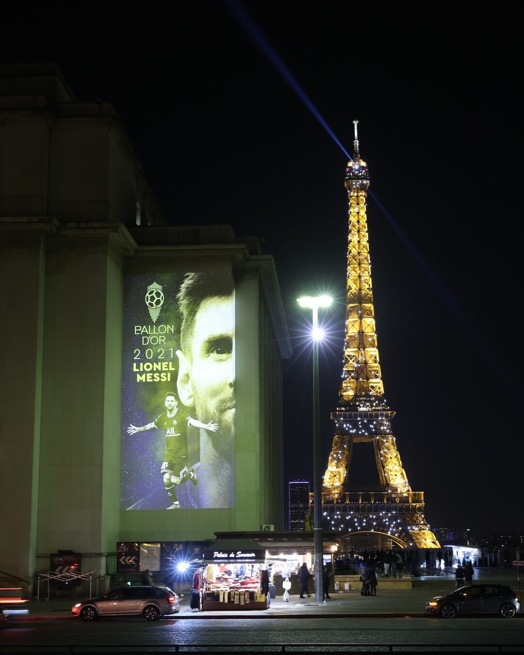 В Париже вывесили плакат в честь победы Месси.