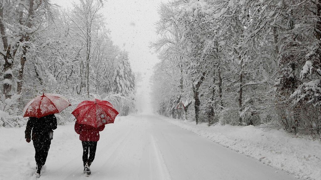 Люди из-за снегопада в Испании оставили транспорт дома