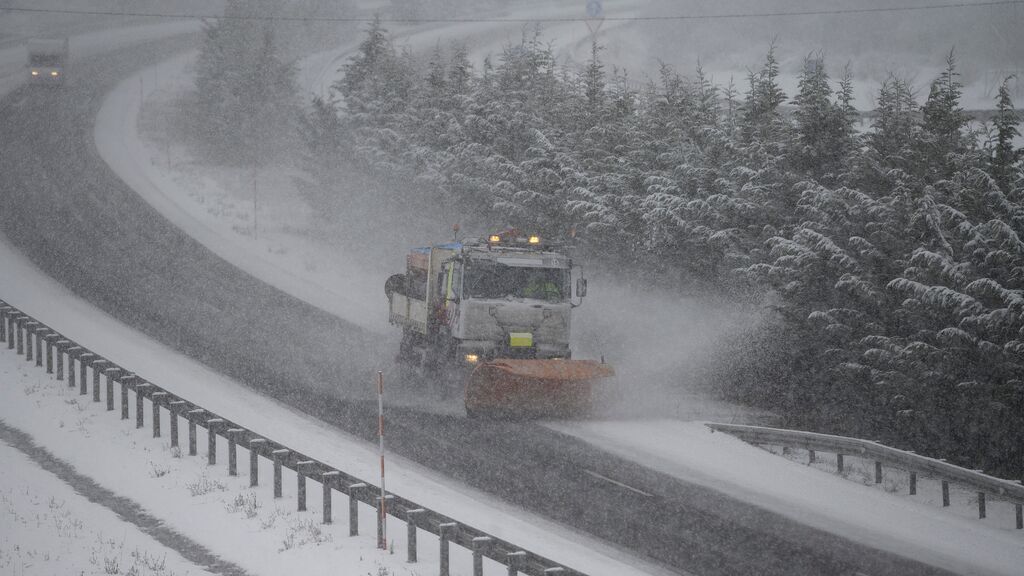 Снегоочиститель убирает скопившийся снег на трассе в Испании
