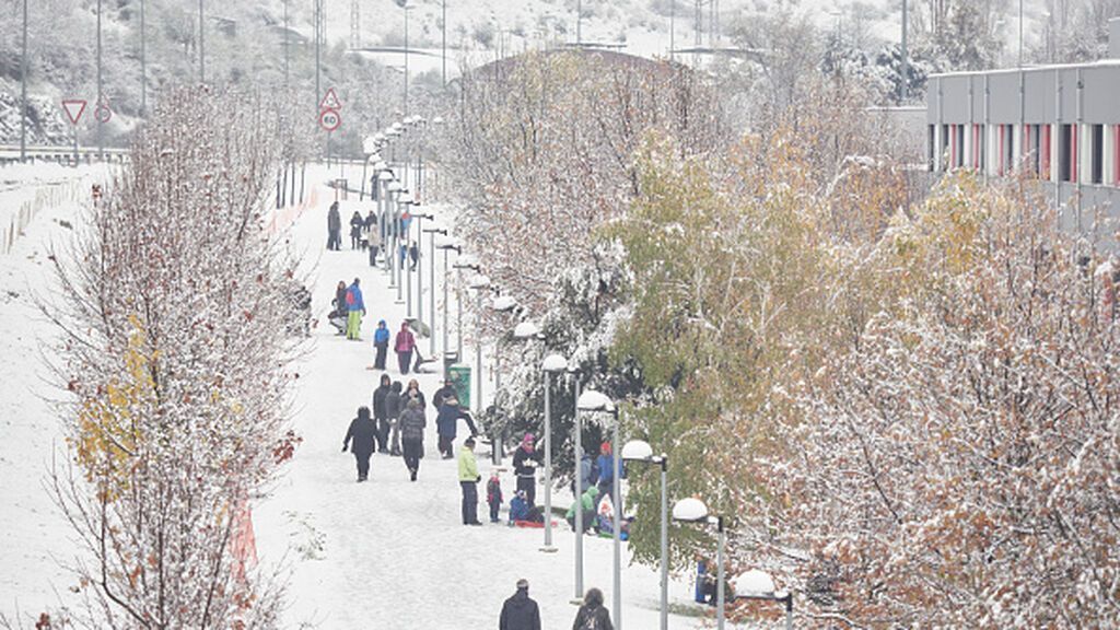 Люди гуляют по снегу в городе Витория (Испания)