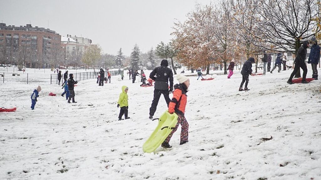 Дети были рады снегопаду в Испании
