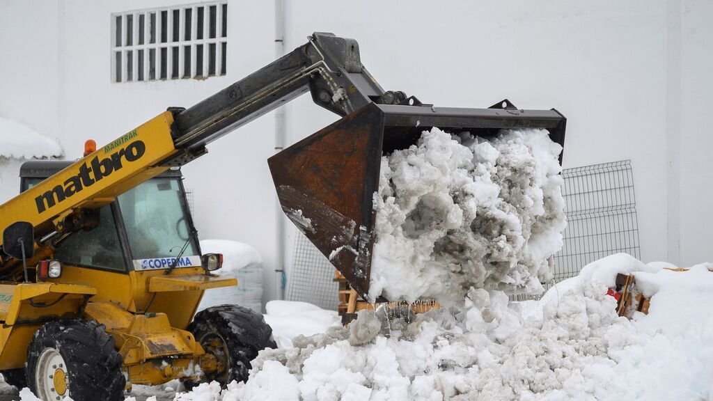 Экскаватор убирает скопившийся снег в Испании