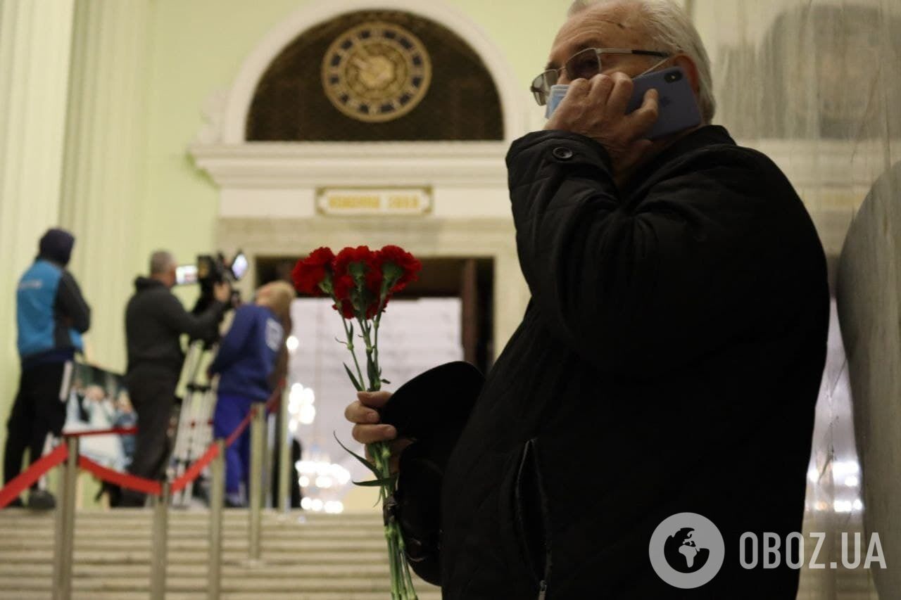 На церемонію прощання прийшли звичайні кияни та політики.