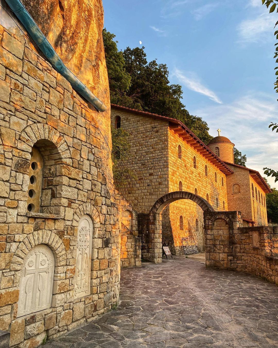 В Лядовском монастыре уже многие столетия проживают монахи.