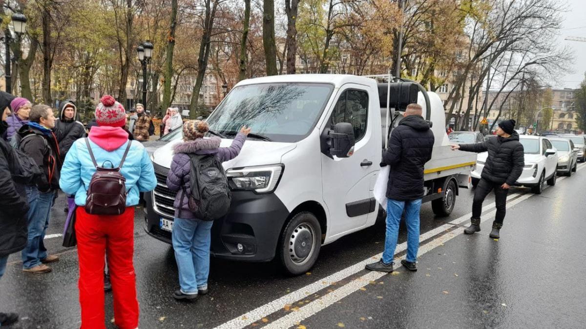 Машину разворачивают участники протеста .