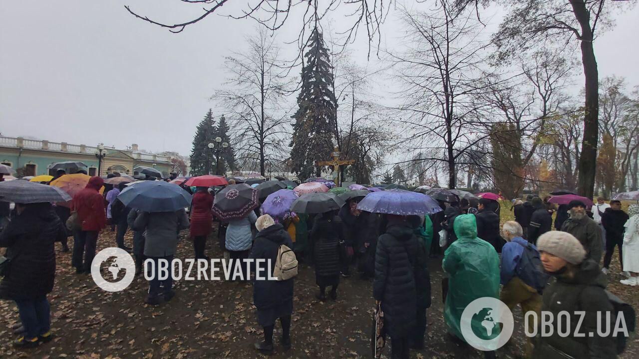 Сотни людей собрались на акцию, несмотря на дождь