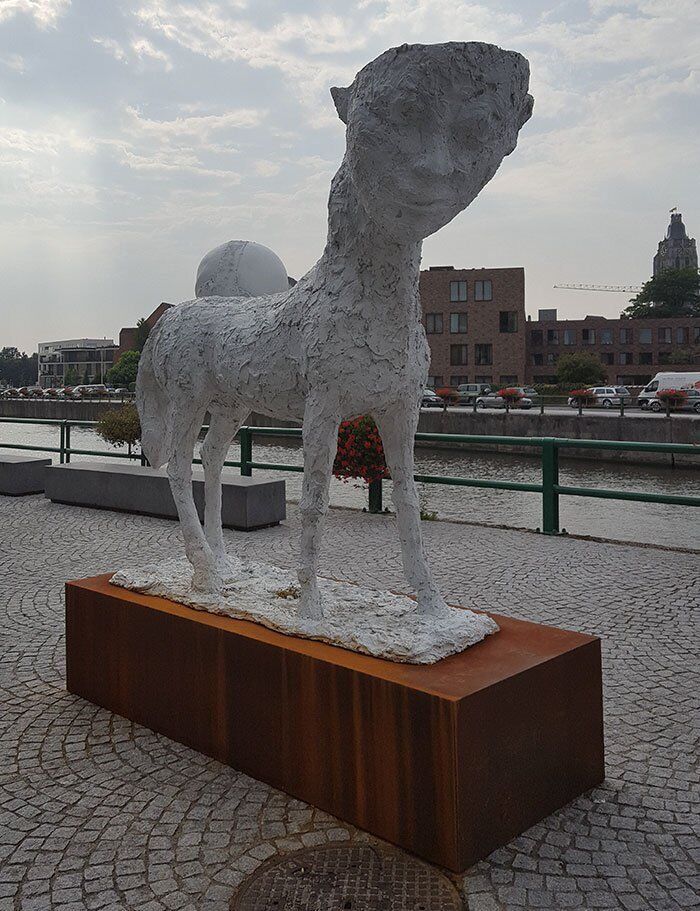 У Бельгії є пам'ятник коня з людським обличчям.