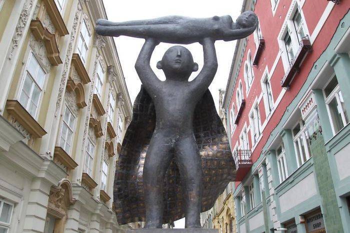 В Румынии установили забавную скульптуру.