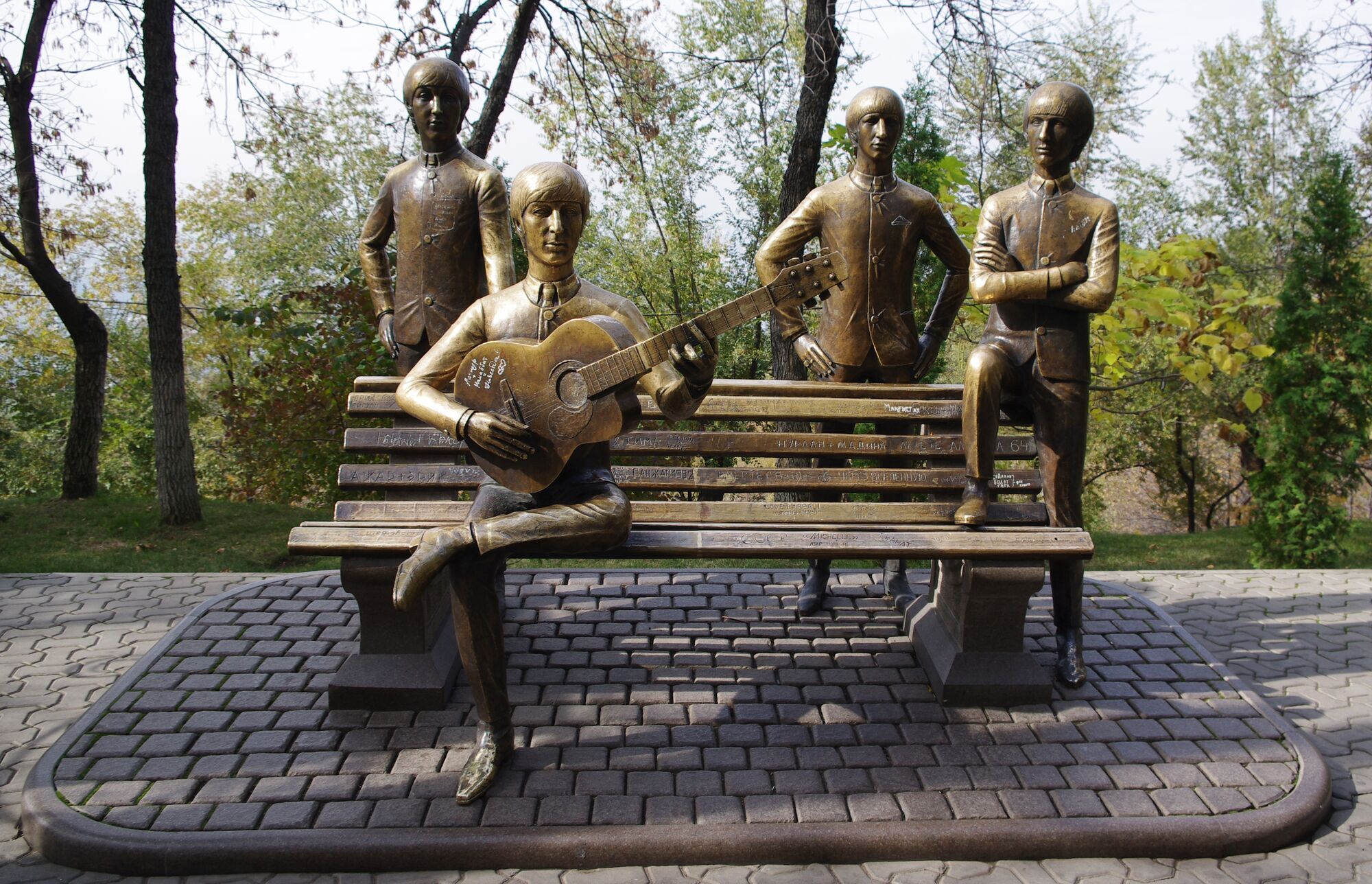 У Казахстані встановили пам'ятник легендарному гурту