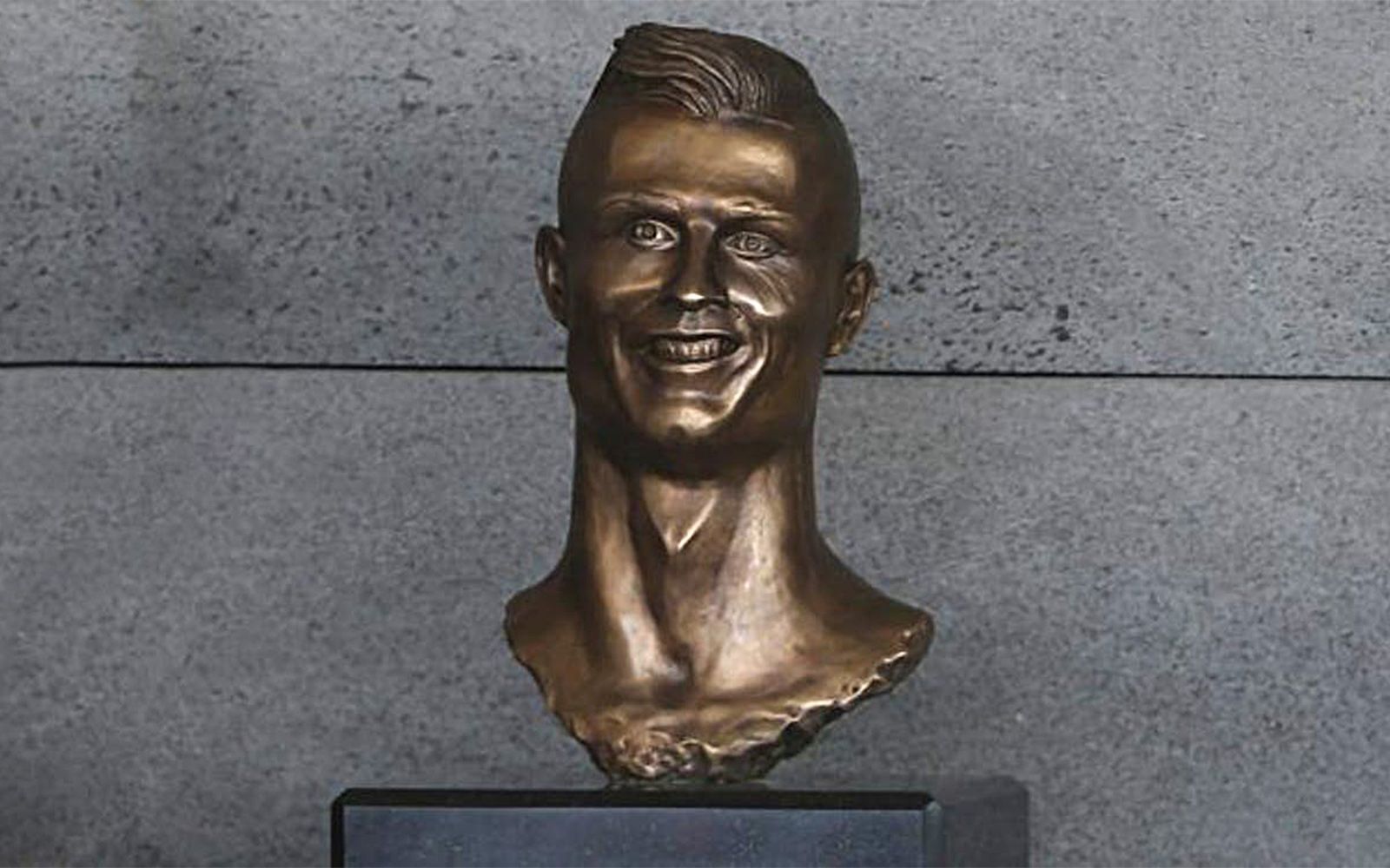 В Португалии был установлен памятник Роналду.