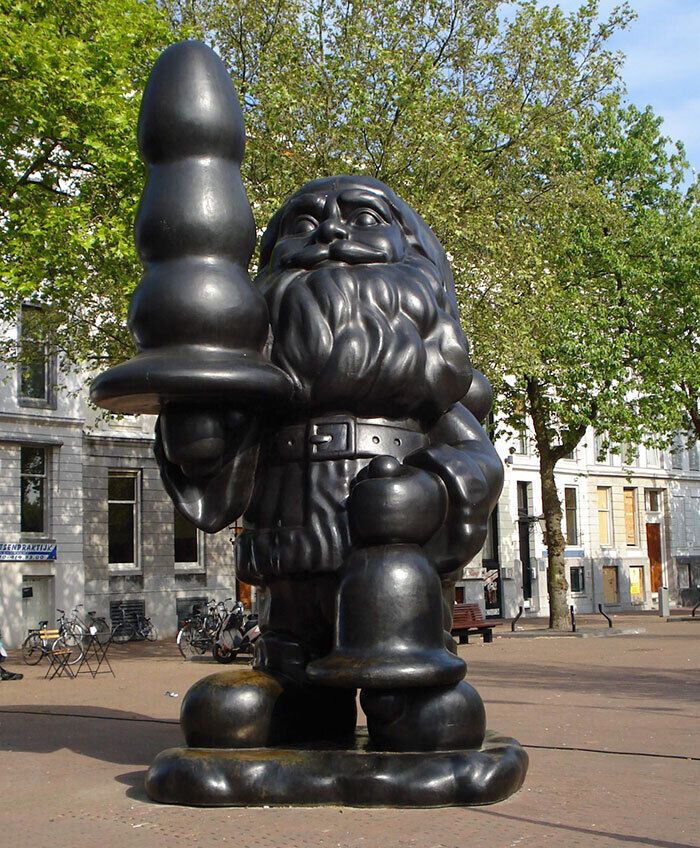 Санта-Клаус с елкой в Нидерландах.