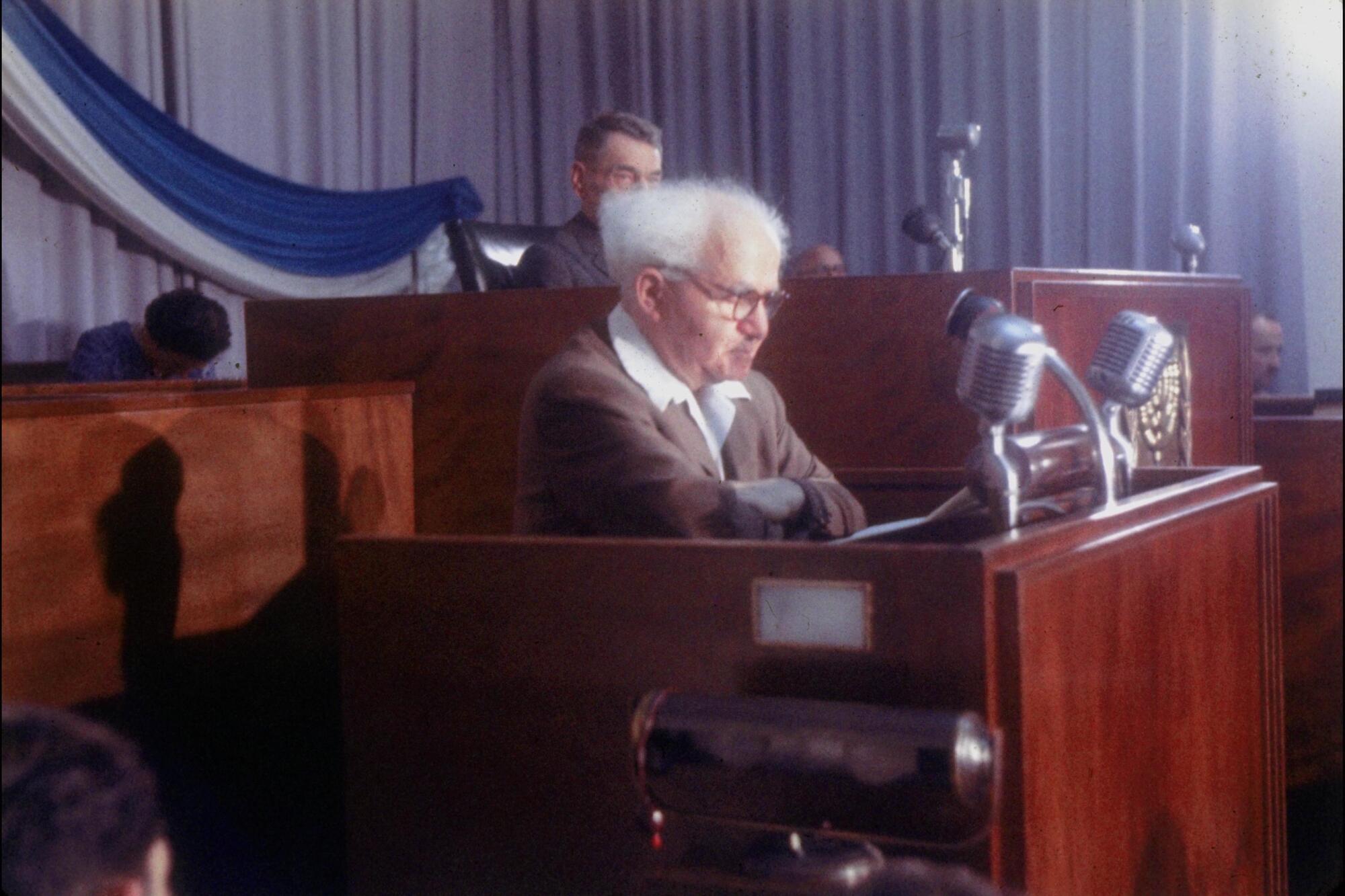 Бен-Гурион читает речь в Кнессете, 1957 год