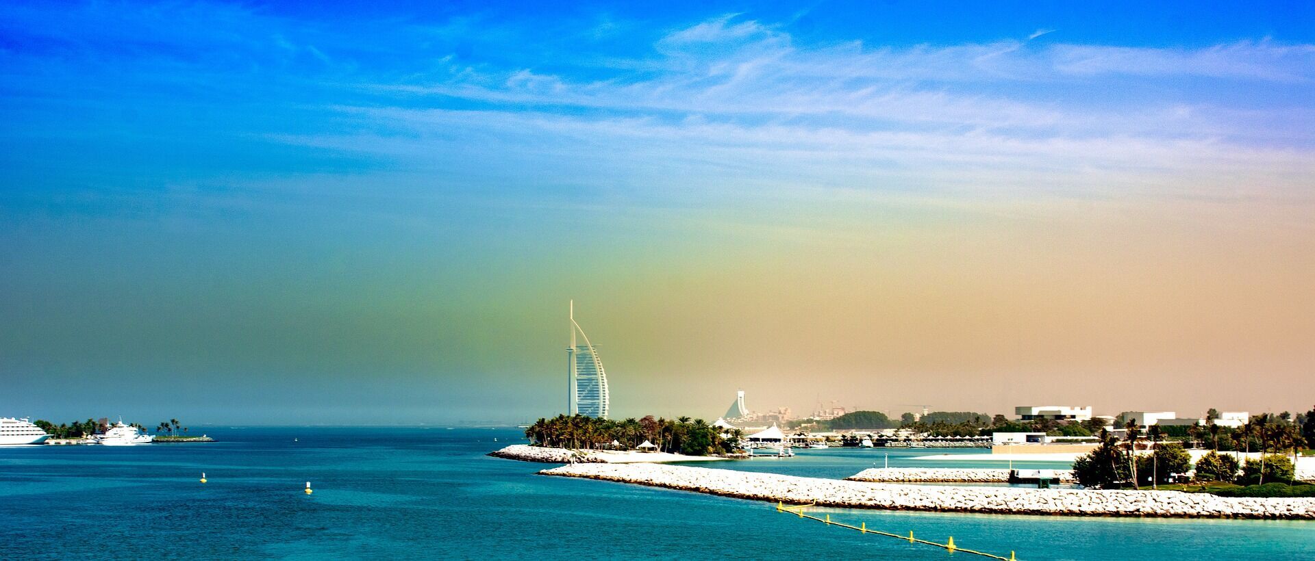 В ОАЕ в грудні-січні найбільш комфортна для пляжного відпочинку погода.