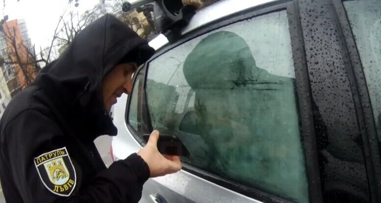 Патрульные показывали мальчику мультики через закрытое окно автомобиля
