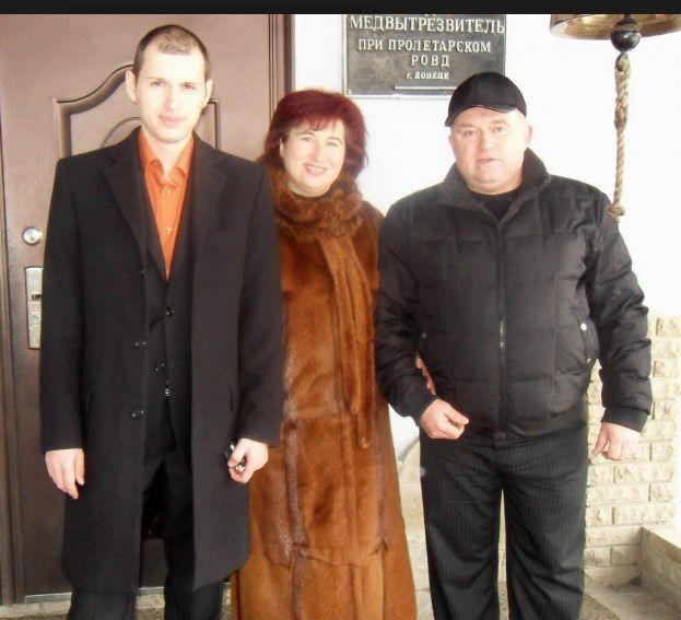Евгений Бражников с родителями, 2011 год.