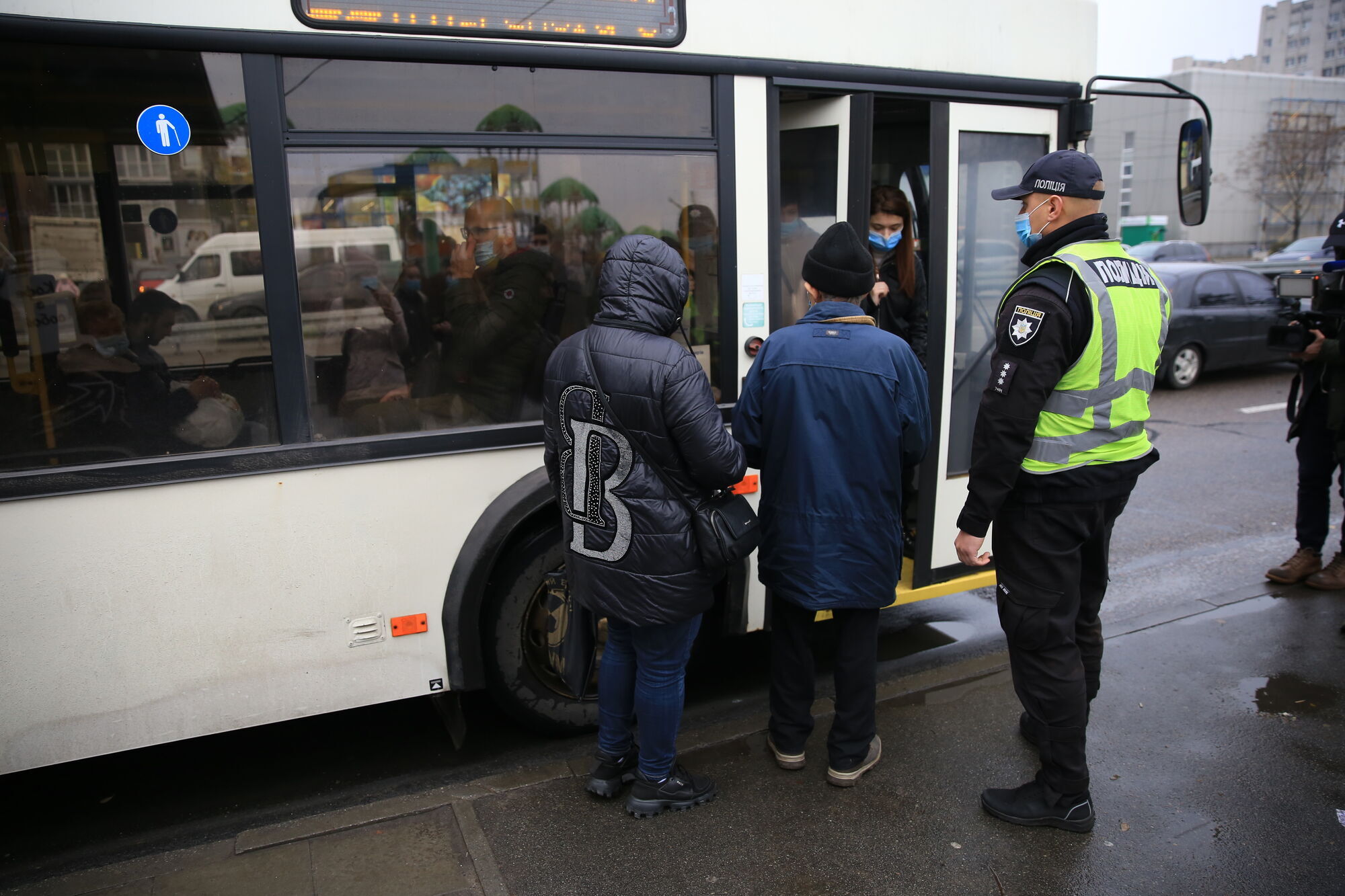 Рабочая группа в составе представителей патрульной полиции, департамента транспорта и Укртрансбезопасности проверяет соблюдение правил перевозки пассажиров во время карантина