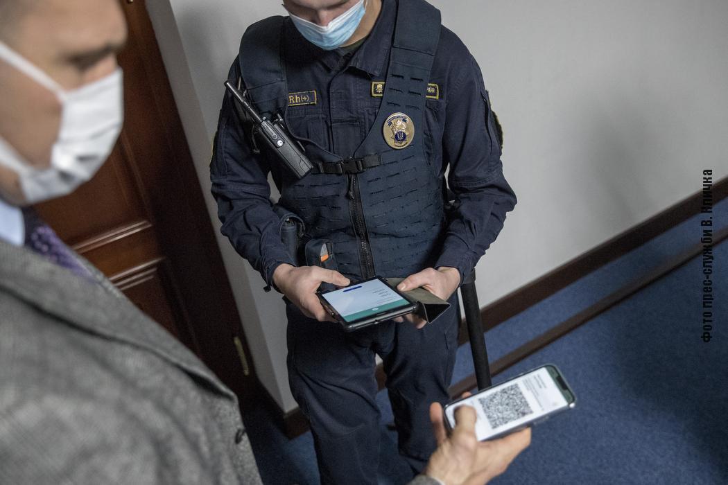 У депутатів Київради перевірили сертифікати про вакцинацію та ПЛР-тести перед засіданням
