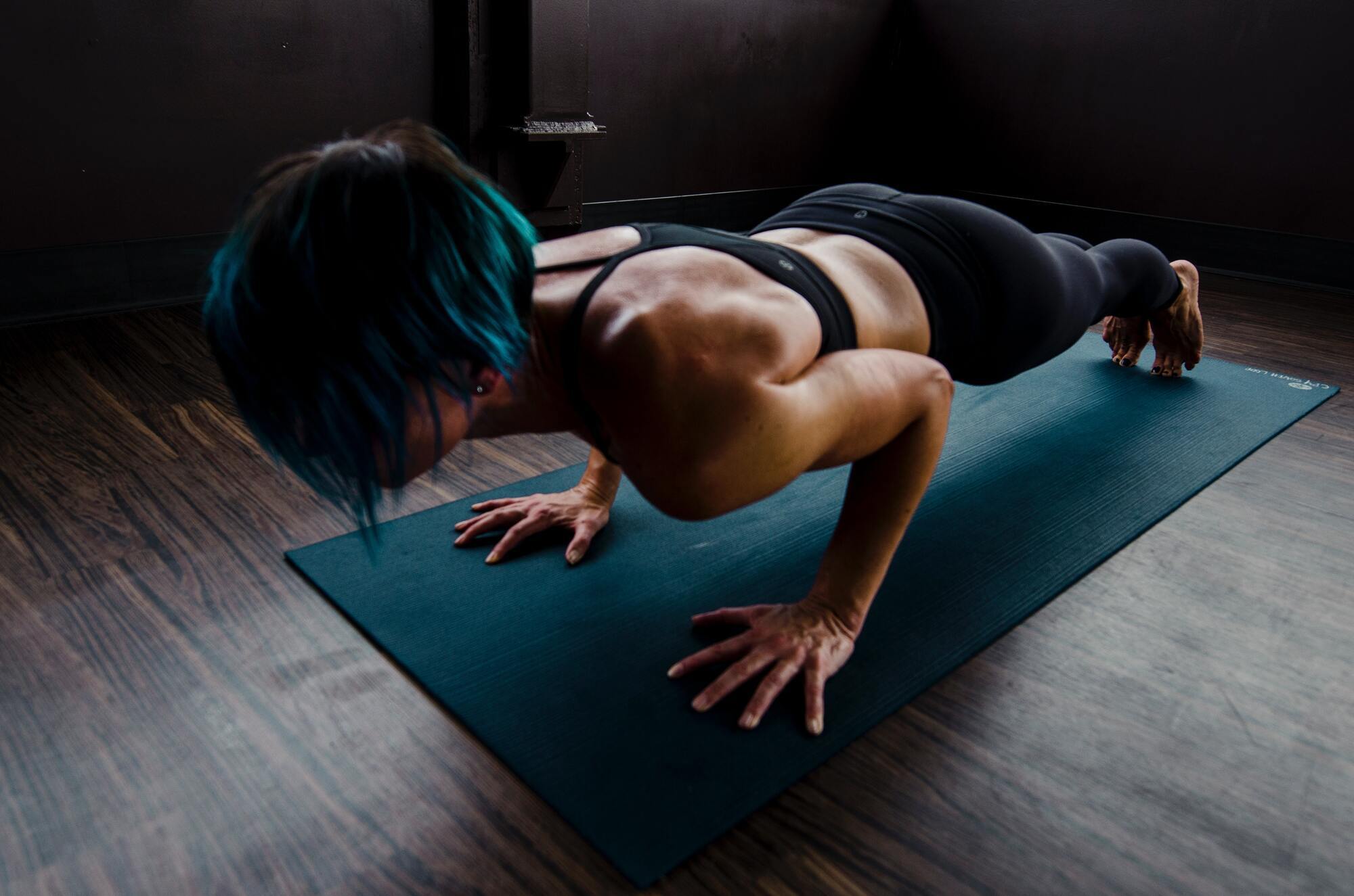 Чтобы был еще больший эффект от тренировки, можно комбинировать упражнения на разные мышцы живота