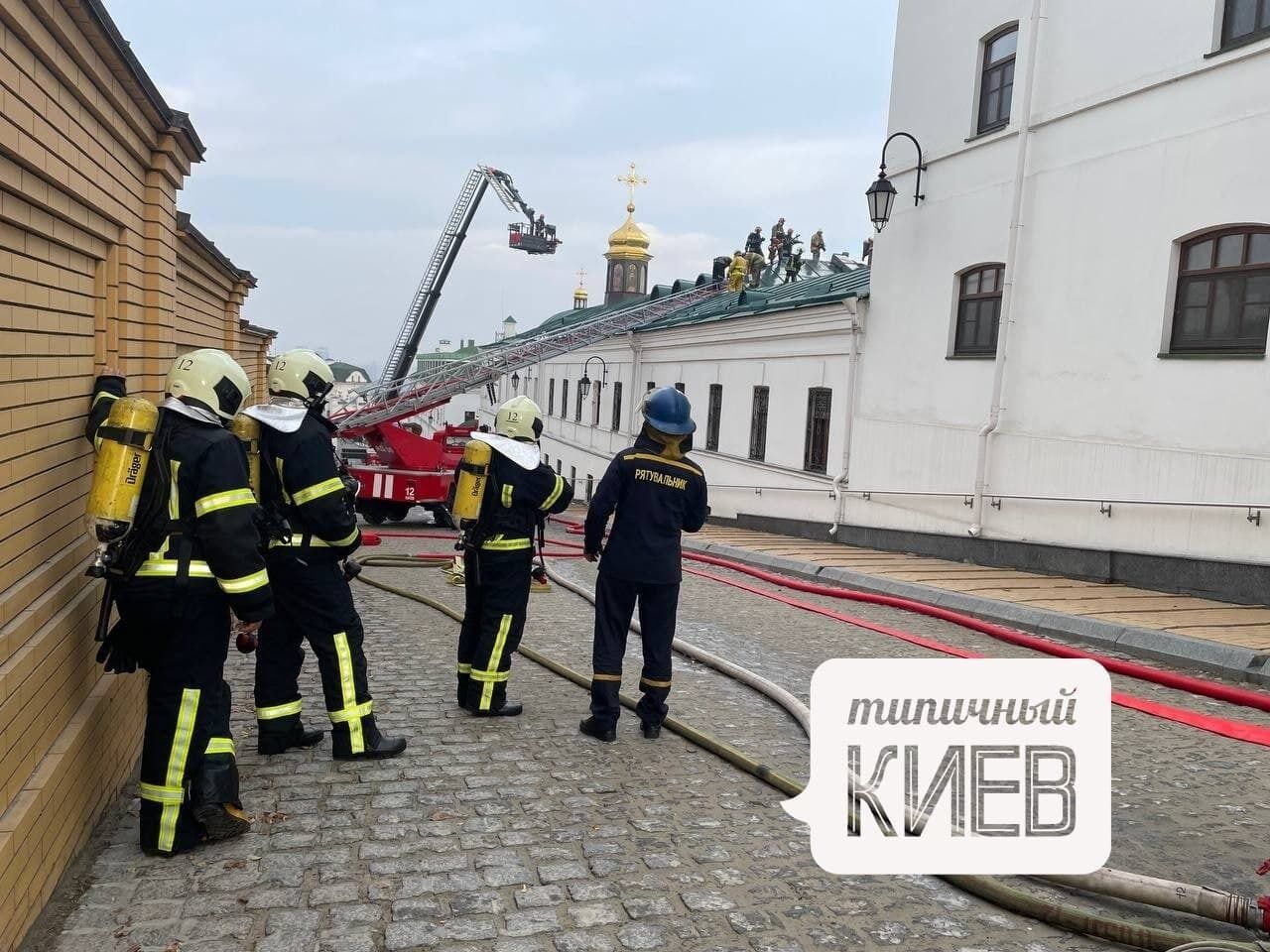 В районе стоит резкий запах гари