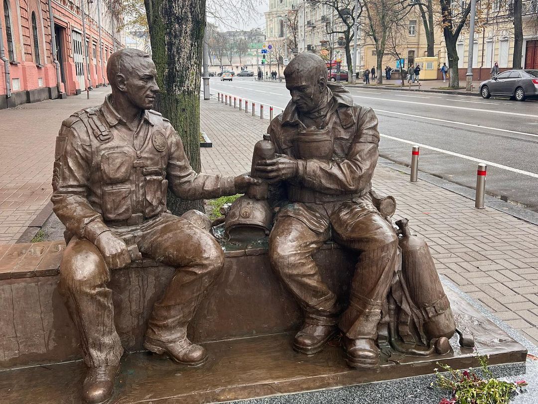 Київ очима Еліни Світоліної: пам'ятник у центрі.