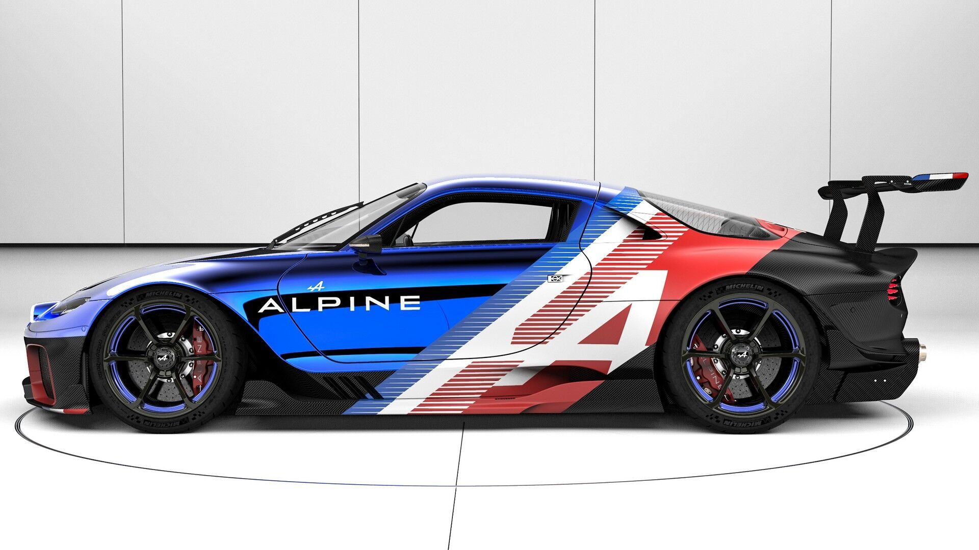 Перше купе оформлене у стилістиці боліда Alpine A521 заводської команди Alpine F1 Team у Формулі-1