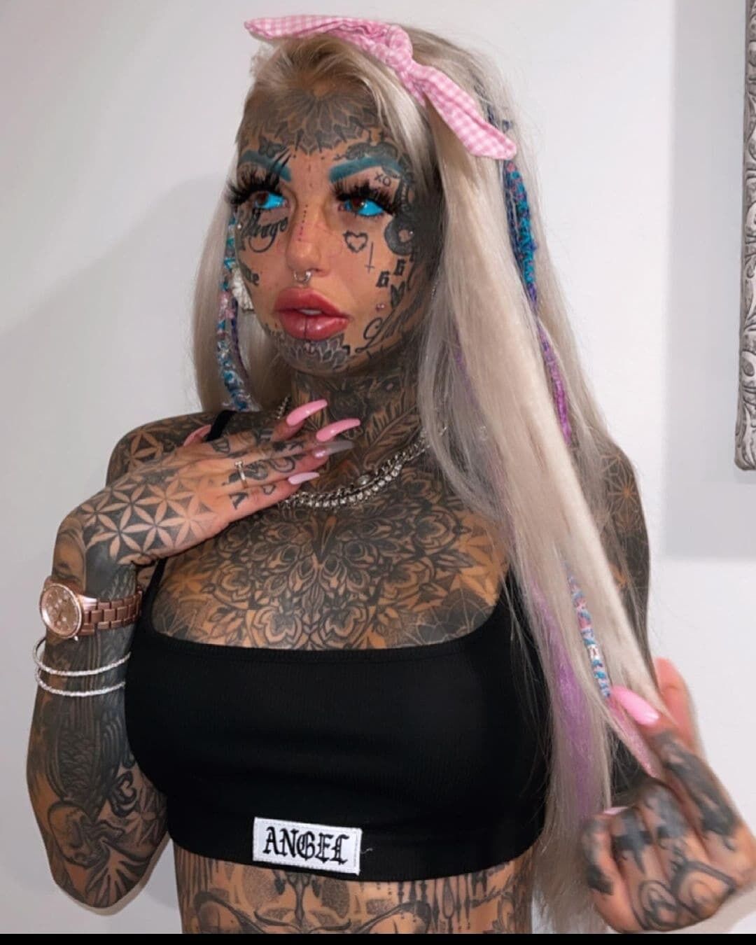 Как выглядит девушка, тело которой на 98% в татуировках