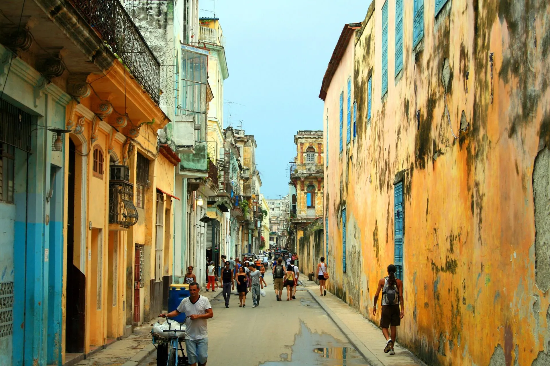 На Кубе очень много публичных домов.