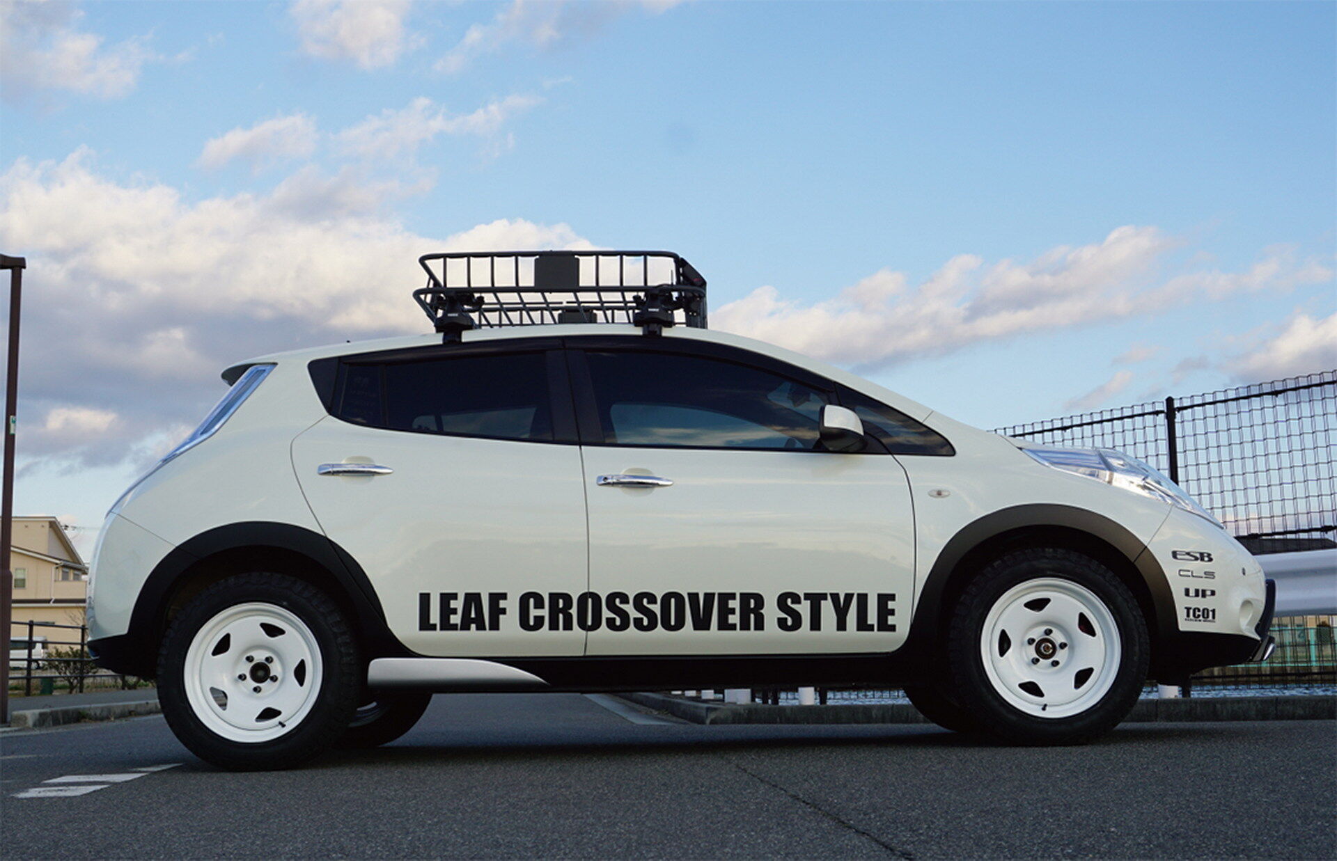 Для створення яскравого образу в стилі SUV, майстри з ESB встановили нові бампери, додали матово-чорні накладки по периметру кузова та на крилах