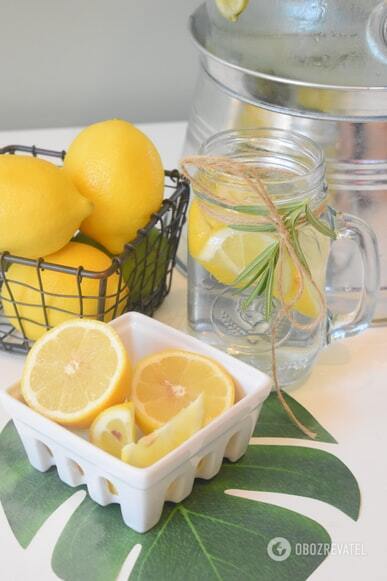 Сок лимона перебьет неприятный запах уксуса .