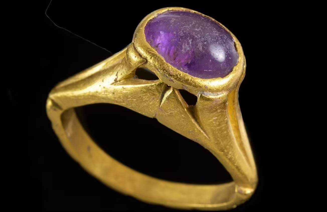 В Израиле нашли уникальное кольцо с камнем "от похмелья".