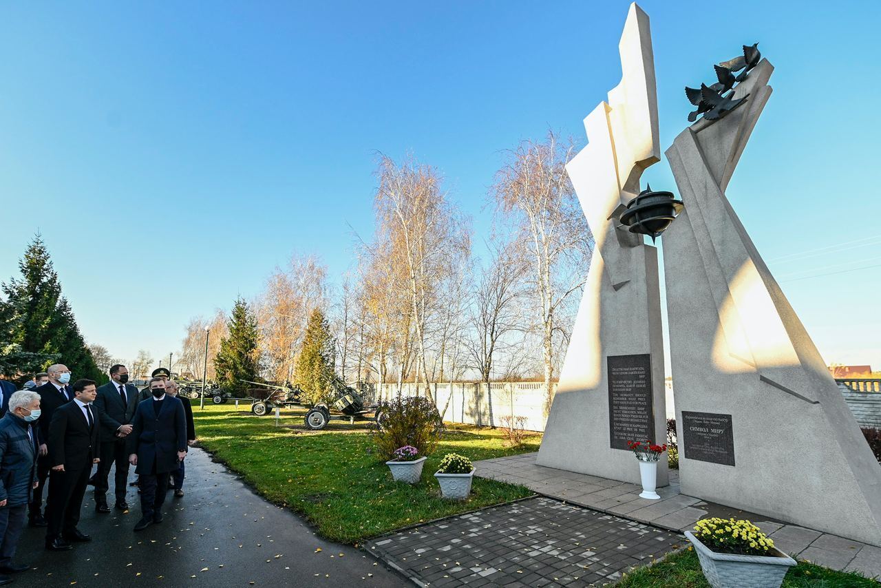 Зеленский почтил память воинов, отдавших жизнь за освобождение Киева