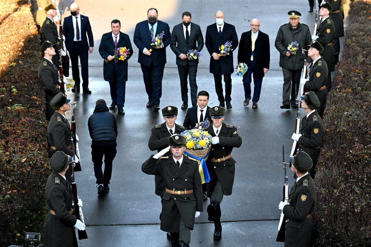 Зеленский возложил цветы в зале памяти Памятника-музея освобождения Киева