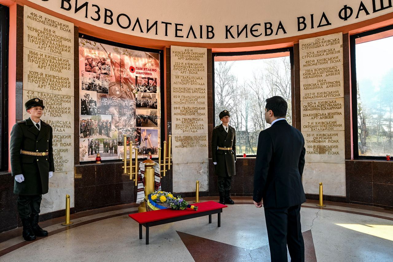 Зеленский в зале памяти Памятника-музея освобождения Киева