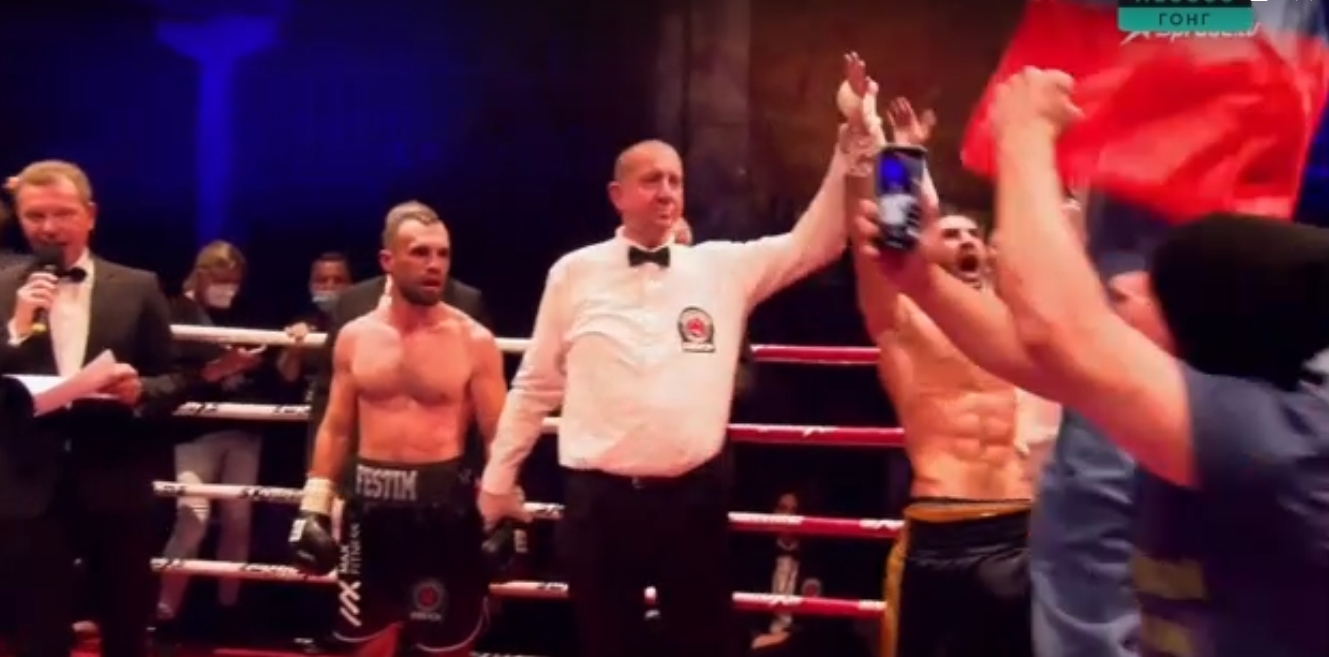 Украинский боксер поднялся с нокдауна и выиграл чемпионский бой. Видео
