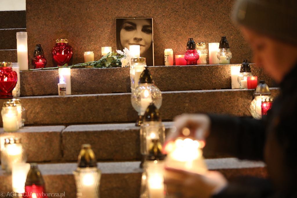 На згадку про жертву заборони абортів запалили свічки.