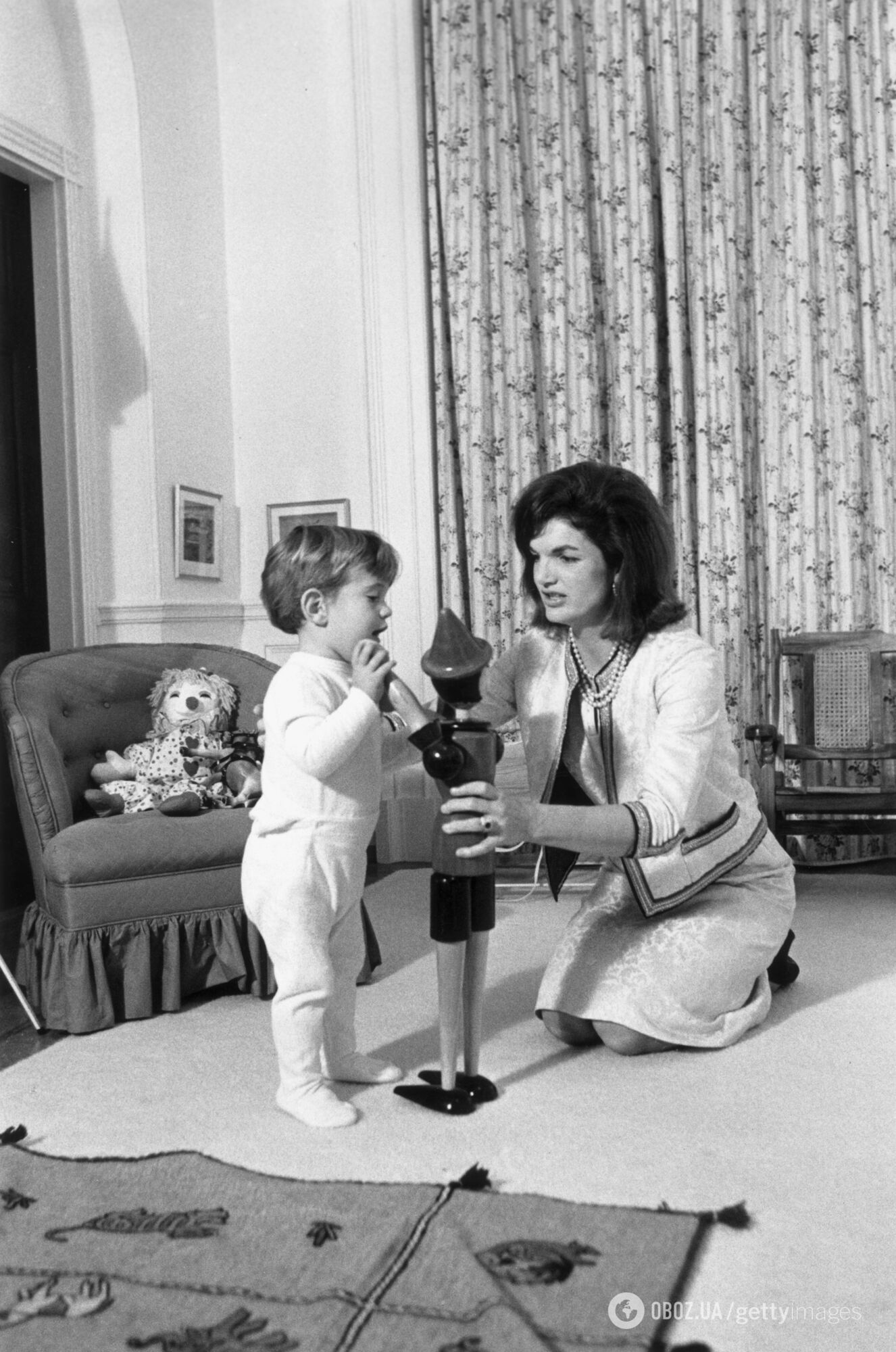 Жаклин играет со своим сыном Джоном Ф. Кеннеди-младшим