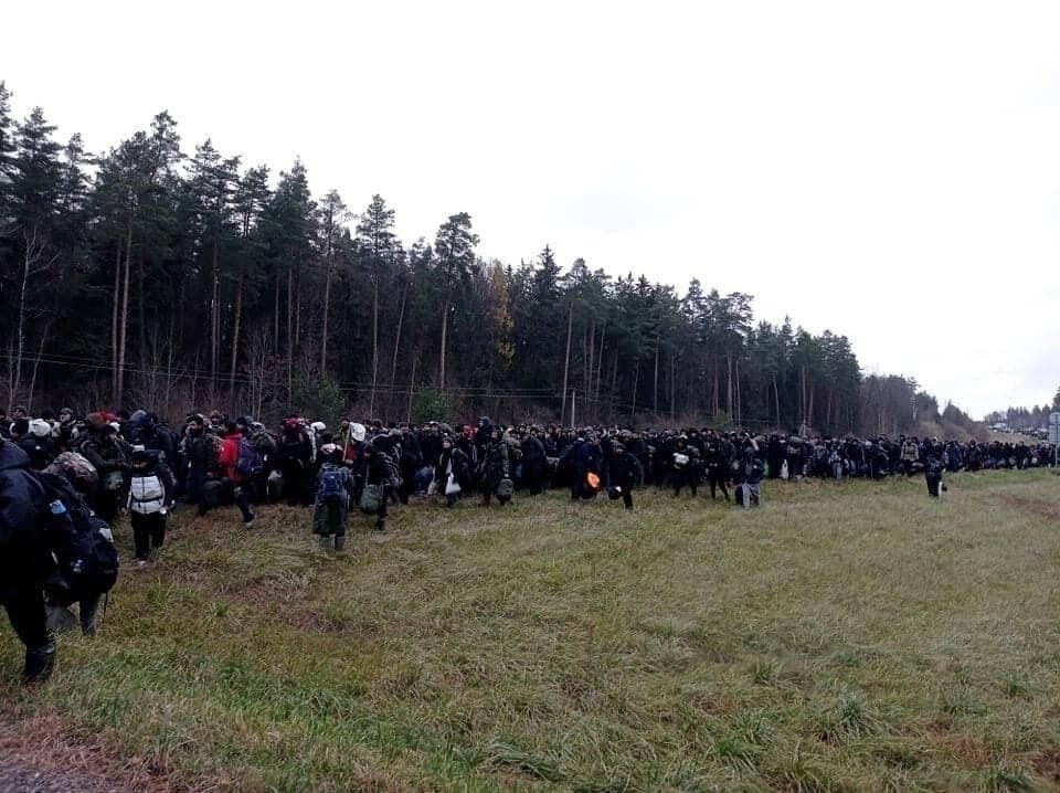 Белорусские пограничники согнали колонну с дороги