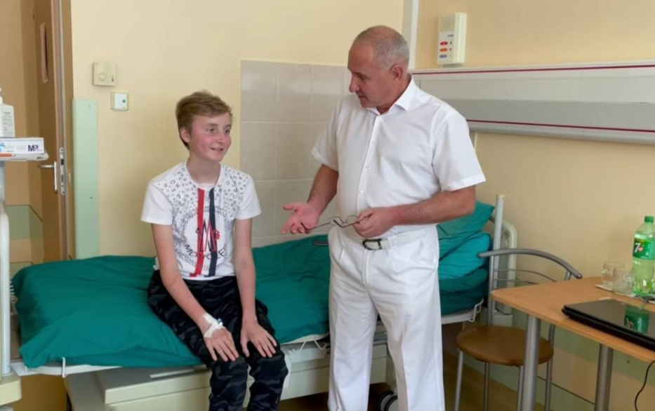 13-летний Максим после трансплантации сердца и кардиохирург Борис Тодуров .