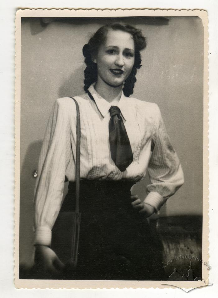 Блузка з бантом. Київ, 1951