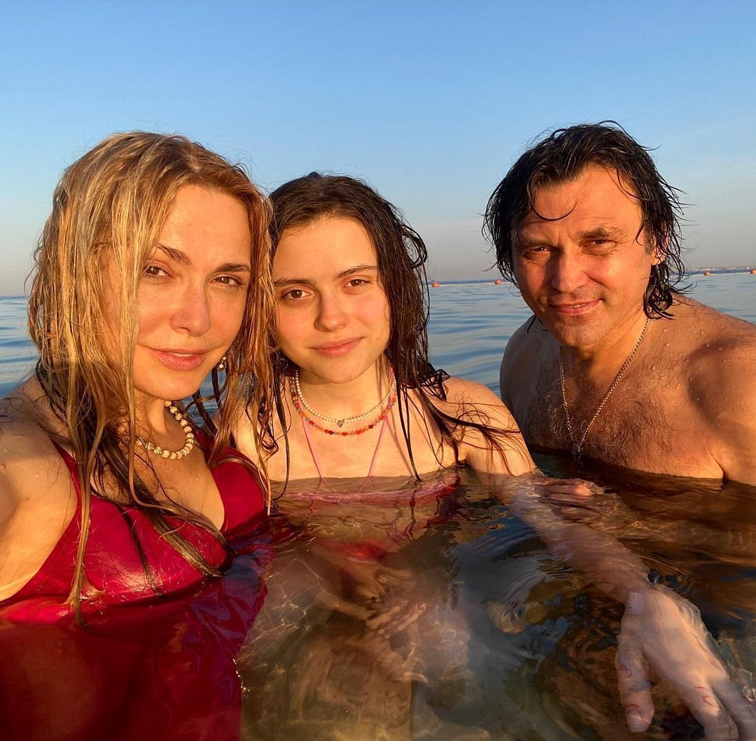 Ольга Сумська з чоловіком Віталієм Борисюком та донькою.
